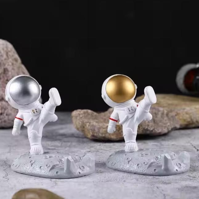 Nordic Style Astronaut Mobile Phone Stand – Unique Desktop Holder for Smartphones (Random Color, 200g)