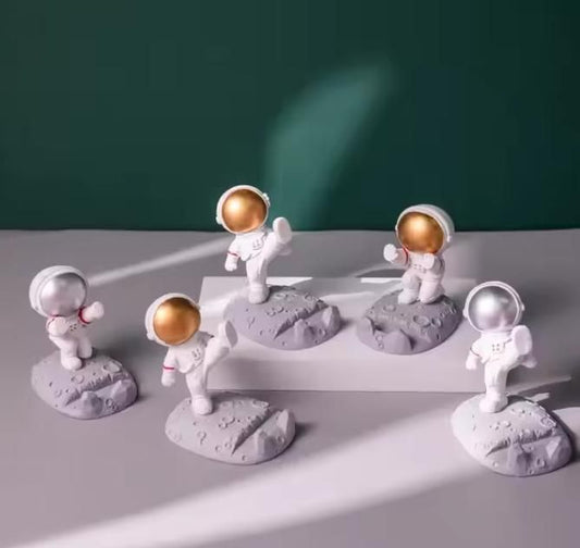 Nordic Style Astronaut Mobile Phone Stand – Unique Desktop Holder for Smartphones (Random Color, 200g)